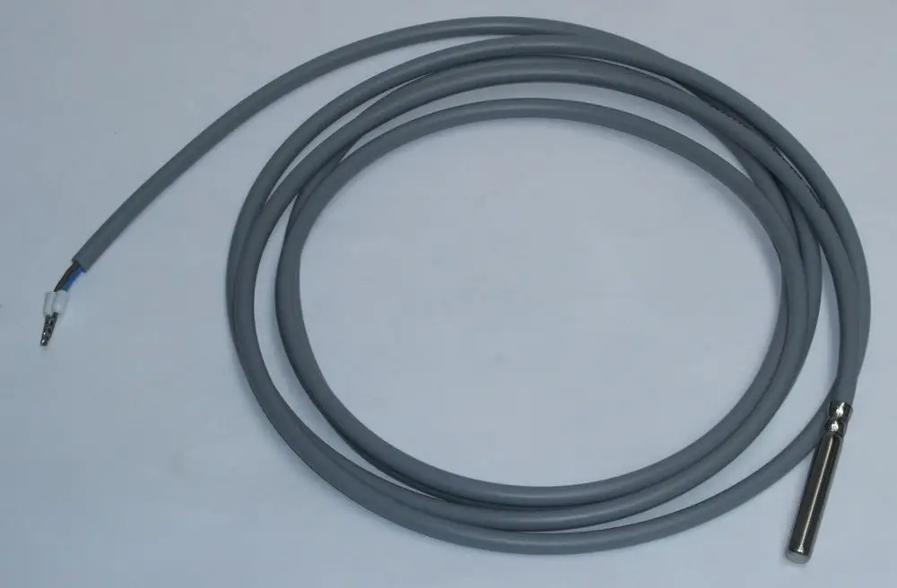 Graues Kabel mit metallischem Temperatursensor an einem Ende und einem Stecker an dem anderen Ende, geeignet für Anwendungen wie Daikin Heizsysteme.